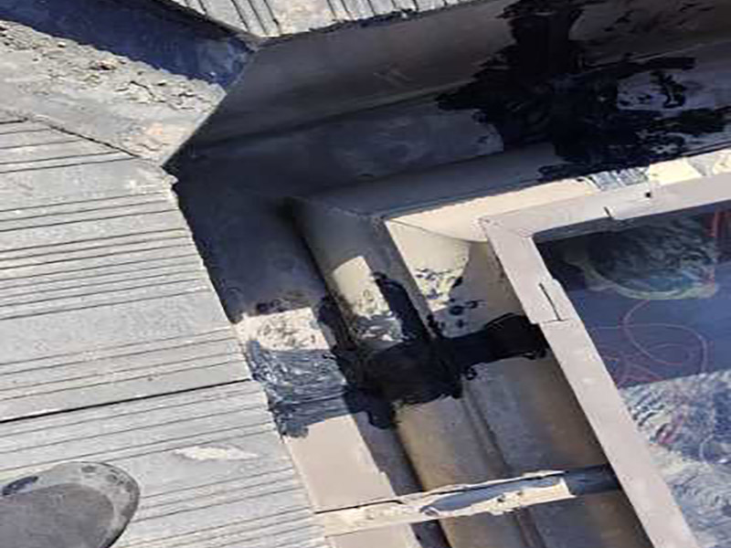 雨水溝局部防水：屋頂防水層無論采用哪種形式和du材料，均構(gòu)成整個屋頂?shù)姆浪潘到y(tǒng)，一切所需要的管道、煙道、排水孔、預(yù)埋鐵件及支柱等出屋頂?shù)脑O(shè)施。 均應(yīng)在做屋頂防水層時妥善處理好其節(jié)點構(gòu)造，特別要注意與土壤的連接部分和排水溝水流終止的部分。整體剛性防水層往往因這些細小的構(gòu)造節(jié)點處理不當(dāng)，而造成整個屋頂防水的失敗。 第一層做柔性防水，第二層做砂漿防水，作為bai一層保護層。 屋頂防水不能使用單一的防水材料，必須剛?cè)峤Y(jié)合施工，柔性防水拉伸度好，稍微有點沉降或者變形都不會破壞防水層。