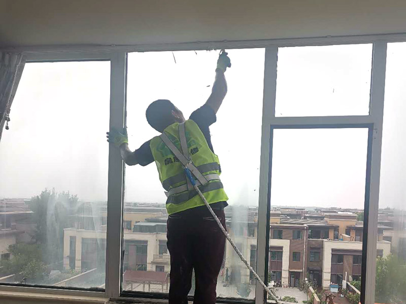 陽(yáng)臺(tái)屋頂鋪防水：首先為陽(yáng)臺(tái)封裝防水，由于是防水工作的第一道防線，因此是千萬(wàn)不可馬虎的，在做陽(yáng)臺(tái)封裝時(shí)，在選材方面就需要選擇防水防潮的材料，在施工過(guò)程中應(yīng)注意做好密閉，若沒(méi)有做好封裝的話，陽(yáng)臺(tái)的防水將會(huì)大打折扣。 在鋪設(shè)前用天驕廠家推薦的基材處理劑需均勻涂刷需要鋪設(shè)的所有屋面；將準(zhǔn)備好的改性瀝青防水卷材鋪設(shè)在屋頂?shù)谋砻?，具體的尺寸根據(jù)實(shí)際的應(yīng)用要求；防水膜安裝應(yīng)采用氣缸式丙烷烤燈，剪裁應(yīng)使用專業(yè)的切割工具。一切準(zhǔn)備完成后將卷材放置在正確的位置，然后將其重新卷好，注意不要改變鋪設(shè)方向。