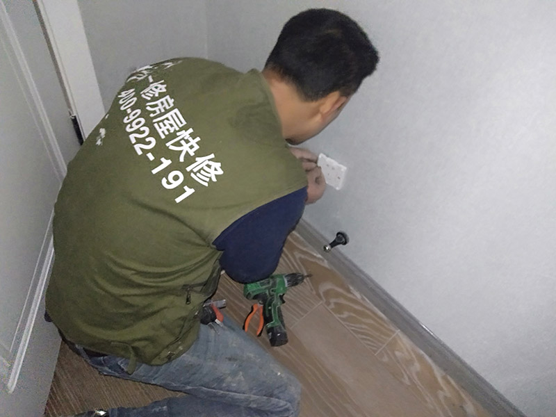 開(kāi)關(guān)插座面板安裝:開(kāi)關(guān)插座安裝在木工油漆工等之后進(jìn)行，而久置的底盒子難免堆積大量灰塵。在安裝時(shí)先對(duì)開(kāi)關(guān)插座底盒進(jìn)行清潔，特別是將盒內(nèi)的灰塵雜質(zhì)清理干凈，并用濕布將盒內(nèi)殘存灰塵擦除。將盒子內(nèi)甩出的導(dǎo)線由塑料臺(tái)的出線孔中穿出，再把塑料臺(tái)緊貼于墻面用螺絲固定在盒子上。固定好后，將導(dǎo)線按各自的位置從開(kāi)關(guān)插座的線孔中穿出，按接線要求將導(dǎo)線壓牢。 　　最后將開(kāi)關(guān)或插座貼于塑料臺(tái)上，找正并用螺絲固定牢，蓋上裝飾板。