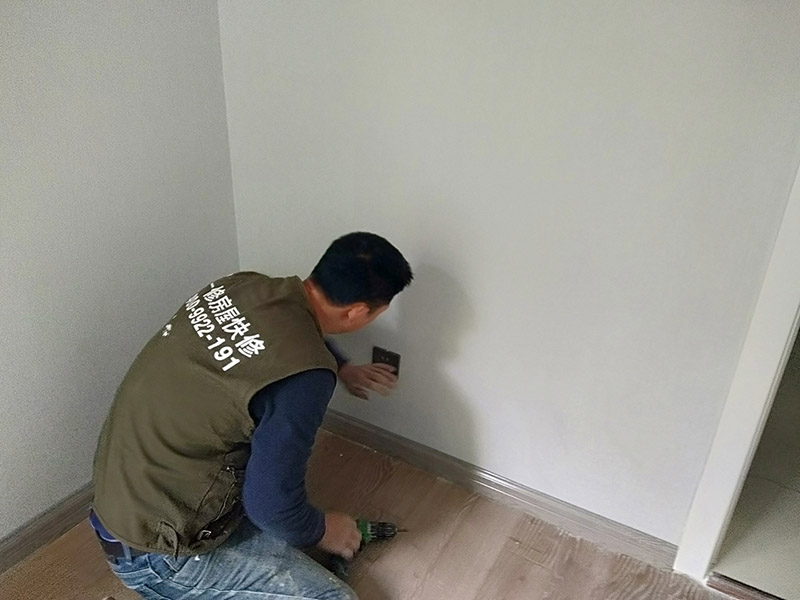 開(kāi)關(guān)插座面板安裝:開(kāi)關(guān)插座安裝在木工油漆工等之后進(jìn)行，而久置的底盒子難免堆積大量灰塵。在安裝時(shí)先對(duì)開(kāi)關(guān)插座底盒進(jìn)行清潔，特別是將盒內(nèi)的灰塵雜質(zhì)清理干凈，并用濕布將盒內(nèi)殘存灰塵擦除。將盒子內(nèi)甩出的導(dǎo)線由塑料臺(tái)的出線孔中穿出，再把塑料臺(tái)緊貼于墻面用螺絲固定在盒子上。固定好后，將導(dǎo)線按各自的位置從開(kāi)關(guān)插座的線孔中穿出，按接線要求將導(dǎo)線壓牢。 　　最后將開(kāi)關(guān)或插座貼于塑料臺(tái)上，找正并用螺絲固定牢，蓋上裝飾板。