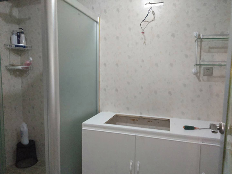 浴室家具安裝：安裝底座，布好排水管，將保溫材料貼到浴缸上后將浴缸卡進浴缸底座里，并做好地面保護。按照圖紙在各面板和天花上做好各部件的定位開孔，然后將吸頂燈先裝上天花面板上，將保溫材料用雙面膠貼好，并打上玻璃膠，起墻面保溫作用，并事先將花灑桿等部件固定到面板上。電氣設(shè)備的安裝。換氣扇接線，肩湯，腰湯接線，安裝隔板，安裝鏡子和水栓；清掃干凈，再打膠。將安裝過程中的灰塵擦拭干凈之后，地面，天花角需要打上膠，防止有走光現(xiàn)象。之后再安裝壓條，并再次擦拭干凈。