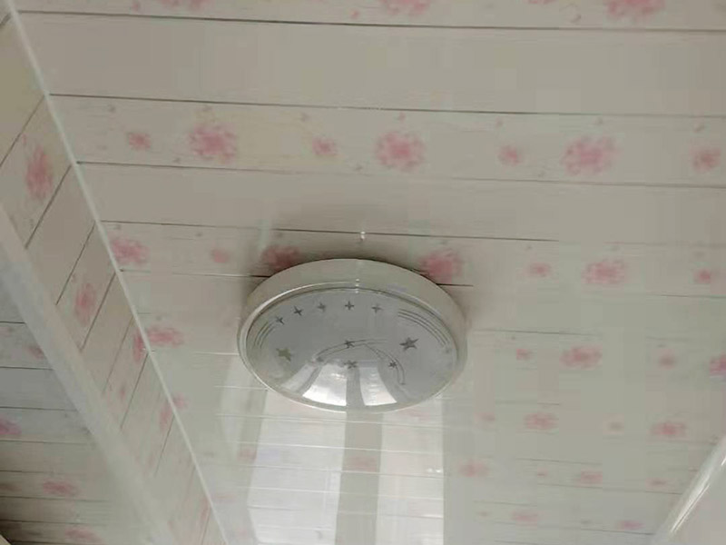 浴室燈具安裝：對于浴室燈具安裝的高度來說，一般規(guī)定是燈具安裝高度不低于2米，當(dāng)燈具安裝高度低于2.4米時，其燈具外殼的金屬體必須接零或接地可靠。而在浴室中一般是站著照鏡子的，所以浴室鏡下方離地面的高度至少要有135cm的距離，而燈具的安裝也應(yīng)該滿足浴室鏡高度的要求。如果家庭成員間的身高差距比較大，特別是有孩子的家庭中，可以適當(dāng)?shù)恼{(diào)整浴室鏡的高度。因為浴室是用水頻繁的地方，因而浴室燈具選擇上，盡可能的實用性為主。燈具的造型并且要以安全為主，確保安全衛(wèi)浴每一天。