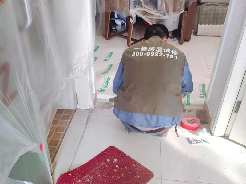 家具保護措施：入戶門扇用公司統一的門貼進行全面包裹保護，用透明膠帶將保護膜粘貼牢固平整。 用標準保護膜將門框三面保護完整并固定牢固。 工程完工后拆除保護膜時如果有粘貼時的膠痕，應用酒精或專用的清污劑清除膠痕。 用標準保護膜按下水管直徑的四倍的邊長裁成正方形，將保護膜雙層固定在下水口的正上方，用透明膠帶沿下水管的外徑進行固定。 木地板施工前，將地面用吸塵器清理干凈。木地板施工后，用產品自帶的防潮墊或標準保護在通道鋪貼進行保護。