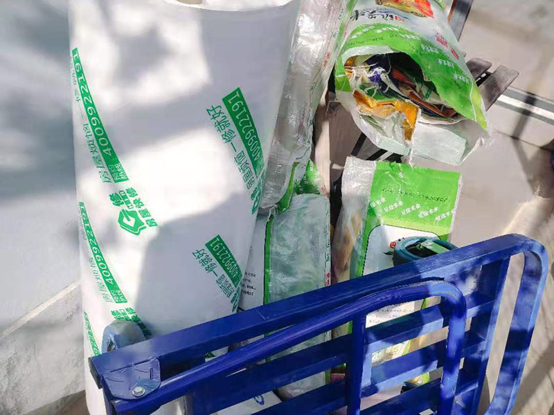 家具保護措施：入戶門扇用公司統一的門貼進行全面包裹保護，用透明膠帶將保護膜粘貼牢固平整。 用標準保護膜將門框三面保護完整并固定牢固。 工程完工后拆除保護膜時如果有粘貼時的膠痕，應用酒精或專用的清污劑清除膠痕。 用標準保護膜按下水管直徑的四倍的邊長裁成正方形，將保護膜雙層固定在下水口的正上方，用透明膠帶沿下水管的外徑進行固定。 木地板施工前，將地面用吸塵器清理干凈。木地板施工后，用產品自帶的防潮墊或標準保護在通道鋪貼進行保護。