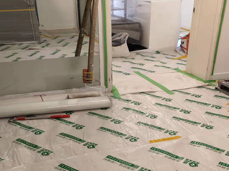 全屋地面保護案例:瓷磚、地板的鋪貼保護 瓷磚、地板的鋪裝，也屬于基礎(chǔ)裝修部分，經(jīng)常發(fā)現(xiàn)瓷磚施工時和施工后都沒有做成品保護工作，具體的表現(xiàn)有：瓷磚邊鋪邊勾縫、在剛鋪的瓷磚、地板上堆放雜物、剛鋪的瓷磚就在上面走動踩踏、地面瓷磚、地板沒有使用成品保護膜覆蓋等，這些都會影響瓷磚的鋪貼效果，造成瓷磚的施工質(zhì)量問題。建議： 1、墻地面瓷磚，在鋪貼未干固的情況下，不要急于勾縫，以免人為的造成瓷磚松動、高低不平，影響施工效果。 2、地面瓷磚干固前，不要在上面走動、堆放雜物，以免造成瓷磚松動、高低不平。 3、地面瓷磚鋪貼完后，使用成品保護膠覆蓋磚面，既可以防止裝修時的沙子磨傷地面，同時也能有效的防止油漆涂料等有色液體滴落磚面，造成地面污染。