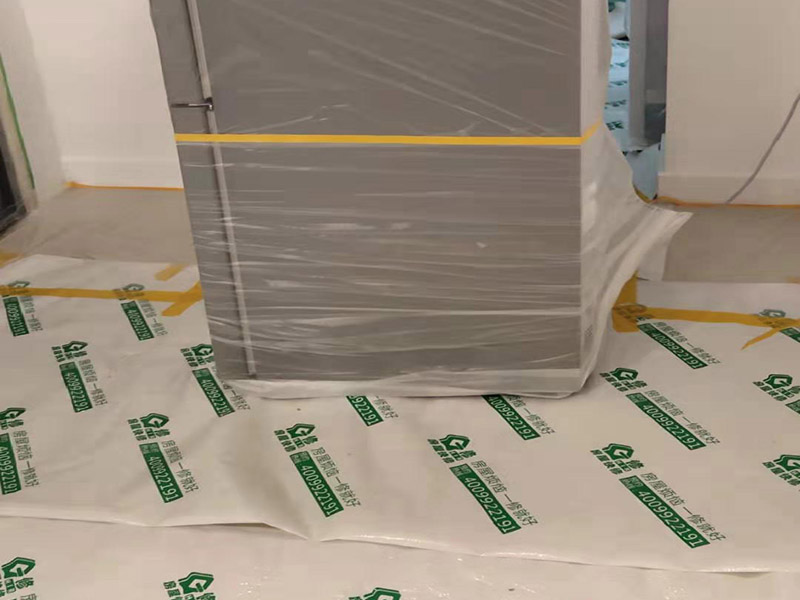 全屋地面保護案例:瓷磚、地板的鋪貼保護 瓷磚、地板的鋪裝，也屬于基礎(chǔ)裝修部分，經(jīng)常發(fā)現(xiàn)瓷磚施工時和施工后都沒有做成品保護工作，具體的表現(xiàn)有：瓷磚邊鋪邊勾縫、在剛鋪的瓷磚、地板上堆放雜物、剛鋪的瓷磚就在上面走動踩踏、地面瓷磚、地板沒有使用成品保護膜覆蓋等，這些都會影響瓷磚的鋪貼效果，造成瓷磚的施工質(zhì)量問題。建議： 1、墻地面瓷磚，在鋪貼未干固的情況下，不要急于勾縫，以免人為的造成瓷磚松動、高低不平，影響施工效果。 2、地面瓷磚干固前，不要在上面走動、堆放雜物，以免造成瓷磚松動、高低不平。 3、地面瓷磚鋪貼完后，使用成品保護膠覆蓋磚面，既可以防止裝修時的沙子磨傷地面，同時也能有效的防止油漆涂料等有色液體滴落磚面，造成地面污染。