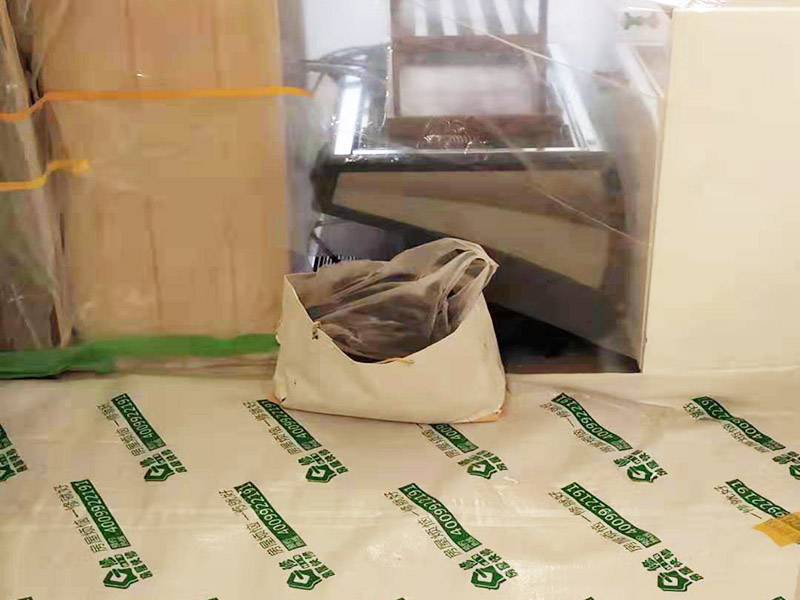 全屋地面保護案例:瓷磚、地板的鋪貼保護 瓷磚、地板的鋪裝，也屬于基礎(chǔ)裝修部分，經(jīng)常發(fā)現(xiàn)瓷磚施工時和施工后都沒有做成品保護工作，具體的表現(xiàn)有：瓷磚邊鋪邊勾縫、在剛鋪的瓷磚、地板上堆放雜物、剛鋪的瓷磚就在上面走動踩踏、地面瓷磚、地板沒有使用成品保護膜覆蓋等，這些都會影響瓷磚的鋪貼效果，造成瓷磚的施工質(zhì)量問題。建議： 1、墻地面瓷磚，在鋪貼未干固的情況下，不要急于勾縫，以免人為的造成瓷磚松動、高低不平，影響施工效果。 2、地面瓷磚干固前，不要在上面走動、堆放雜物，以免造成瓷磚松動、高低不平。 3、地面瓷磚鋪貼完后，使用成品保護膠覆蓋磚面，既可以防止裝修時的沙子磨傷地面，同時也能有效的防止油漆涂料等有色液體滴落磚面，造成地面污染。