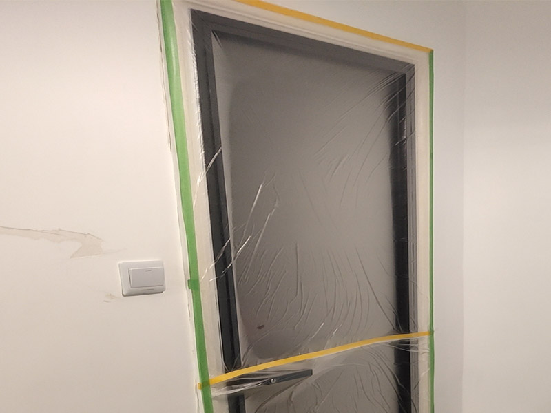 全屋地面保護案例:瓷磚、地板的鋪貼保護 瓷磚、地板的鋪裝，也屬于基礎(chǔ)裝修部分，經(jīng)常發(fā)現(xiàn)瓷磚施工時和施工后都沒有做成品保護工作，具體的表現(xiàn)有：瓷磚邊鋪邊勾縫、在剛鋪的瓷磚、地板上堆放雜物、剛鋪的瓷磚就在上面走動踩踏、地面瓷磚、地板沒有使用成品保護膜覆蓋等，這些都會影響瓷磚的鋪貼效果，造成瓷磚的施工質(zhì)量問題。建議： 1、墻地面瓷磚，在鋪貼未干固的情況下，不要急于勾縫，以免人為的造成瓷磚松動、高低不平，影響施工效果。 2、地面瓷磚干固前，不要在上面走動、堆放雜物，以免造成瓷磚松動、高低不平。 3、地面瓷磚鋪貼完后，使用成品保護膠覆蓋磚面，既可以防止裝修時的沙子磨傷地面，同時也能有效的防止油漆涂料等有色液體滴落磚面，造成地面污染。