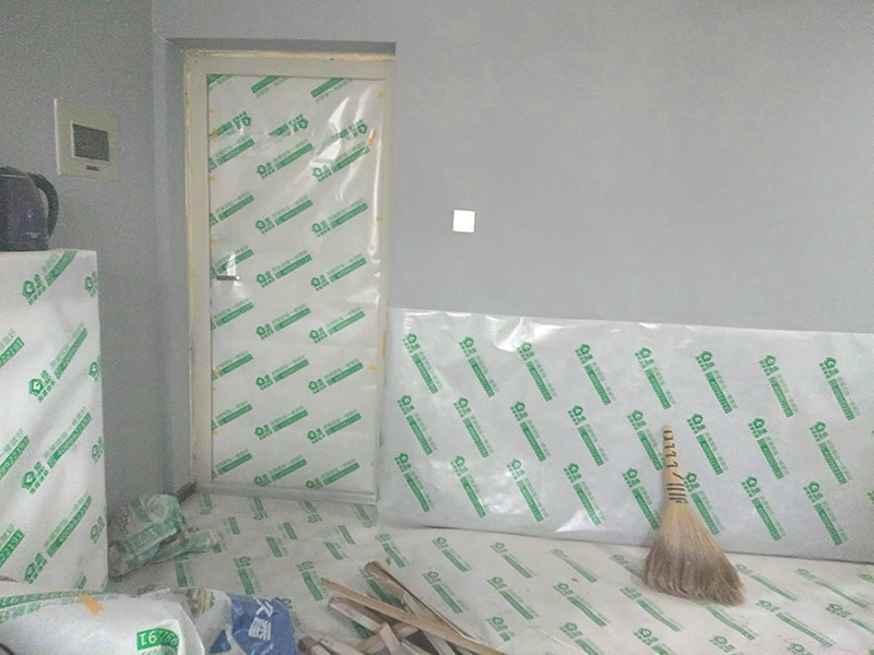墻面翻新前保護措施：地面瓷磚鋪貼后，用壁紙刀將所有地磚縫隙清理干凈，并保證縫隙深度達到20mm以上。鋪貼完一個自然間后將瓷磚表面清理干凈，用復合保護膜進行保護。保護膜鋪貼平整、干凈整潔，用透明膠帶固定保護膜的邊緣和膜與膜之間接縫的部位。入戶門扇用公司統(tǒng)一的門貼進行全面包裹保護，用透明膠帶將保護膜粘貼牢固平整。用標準保護膜將門框三面保護完整并固定牢固。工程完工后拆除保護膜時如果有粘貼時的膠痕，應用酒精或?qū)Ｓ玫那逦蹌┣宄z痕。