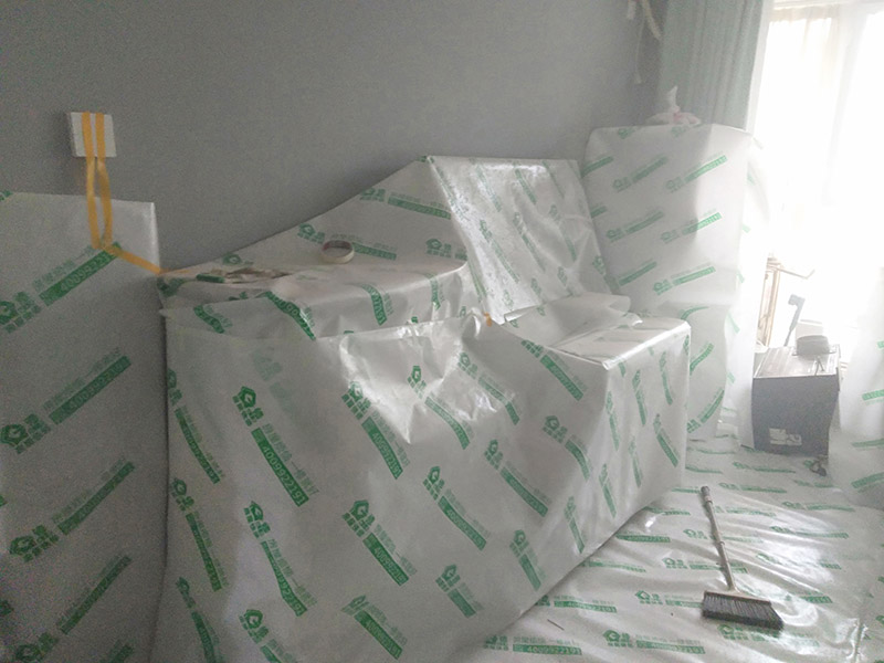 墻面翻新前保護措施：地面瓷磚鋪貼后，用壁紙刀將所有地磚縫隙清理干凈，并保證縫隙深度達到20mm以上。鋪貼完一個自然間后將瓷磚表面清理干凈，用復合保護膜進行保護。保護膜鋪貼平整、干凈整潔，用透明膠帶固定保護膜的邊緣和膜與膜之間接縫的部位。入戶門扇用公司統(tǒng)一的門貼進行全面包裹保護，用透明膠帶將保護膜粘貼牢固平整。用標準保護膜將門框三面保護完整并固定牢固。工程完工后拆除保護膜時如果有粘貼時的膠痕，應用酒精或?qū)Ｓ玫那逦蹌┣宄z痕。