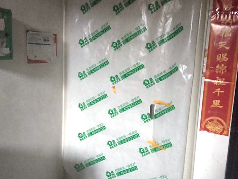 墻面翻新前保護措施：地面瓷磚鋪貼后，用壁紙刀將所有地磚縫隙清理干凈，并保證縫隙深度達到20mm以上。鋪貼完一個自然間后將瓷磚表面清理干凈，用復合保護膜進行保護。保護膜鋪貼平整、干凈整潔，用透明膠帶固定保護膜的邊緣和膜與膜之間接縫的部位。入戶門扇用公司統(tǒng)一的門貼進行全面包裹保護，用透明膠帶將保護膜粘貼牢固平整。用標準保護膜將門框三面保護完整并固定牢固。工程完工后拆除保護膜時如果有粘貼時的膠痕，應用酒精或?qū)Ｓ玫那逦蹌┣宄z痕。