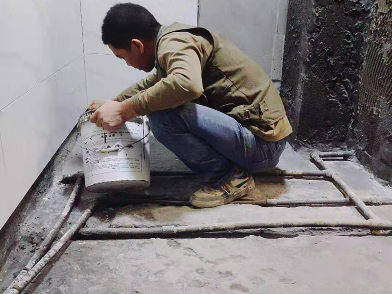 衛(wèi)生間防水方案：清理墻面和地面 在涂刷防水涂層之前，先要清理墻面和地面，同時(shí)要用連接的氣泵皮管吹盡陰角處的浮沉。刷防水涂料時(shí)先刷墻角部位，交接處應(yīng)有200mm，不得有漏刷情況。 墻角涂刷完成后涂刷墻體：第一遍涂刷墻面時(shí)，應(yīng)上下縱向涂刷，第二遍涂刷墻體，應(yīng)左右橫向涂刷。注意、第二遍防水涂料間需要有一定時(shí)間間隔，待遍涂料干透后才能進(jìn)行第二遍，具體時(shí)間視涂料而定。間隔時(shí)間太短，防水的效果會(huì)大打折扣。