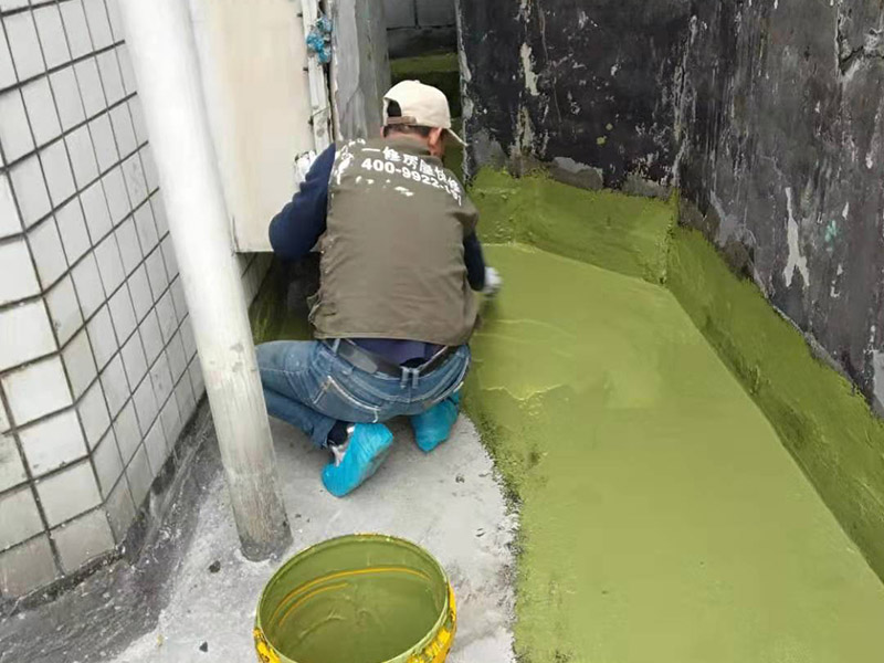 衛(wèi)生間防水方案：清理墻面和地面 在涂刷防水涂層之前，先要清理墻面和地面，同時(shí)要用連接的氣泵皮管吹盡陰角處的浮沉。刷防水涂料時(shí)先刷墻角部位，交接處應(yīng)有200mm，不得有漏刷情況。 墻角涂刷完成后涂刷墻體：第一遍涂刷墻面時(shí)，應(yīng)上下縱向涂刷，第二遍涂刷墻體，應(yīng)左右橫向涂刷。注意、第二遍防水涂料間需要有一定時(shí)間間隔，待遍涂料干透后才能進(jìn)行第二遍，具體時(shí)間視涂料而定。間隔時(shí)間太短，防水的效果會(huì)大打折扣。