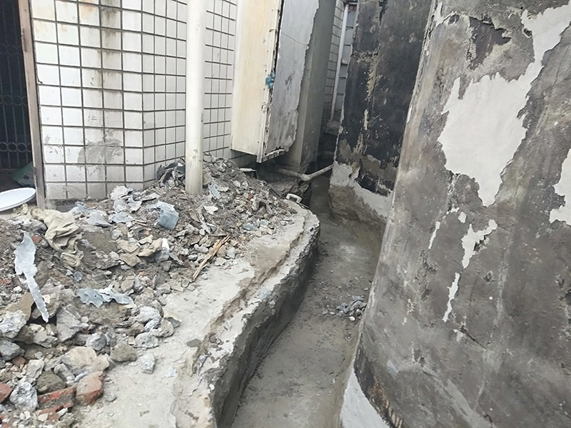 截水溝防水維修：1、確認(rèn)基面已預(yù)處理，管線外露的建議用水泥砂漿包裹覆蓋，尤其要將邊角地面的孔洞補(bǔ)平，并用水將基面充分濕潤（無明水為準(zhǔn)）； 2、使用時(shí)將A液料組分專倒進(jìn)包裝桶（或其他容器）內(nèi)，用慢速電鉆（約400轉(zhuǎn)/分）攪拌（或人工攪拌），同時(shí)慢慢加入配套的粉料組分，攪拌3-5分鐘直至獲得均勻的混合物，靜置5分鐘等活性滲透屬物質(zhì)熟化后作業(yè)可獲得較好的效果；