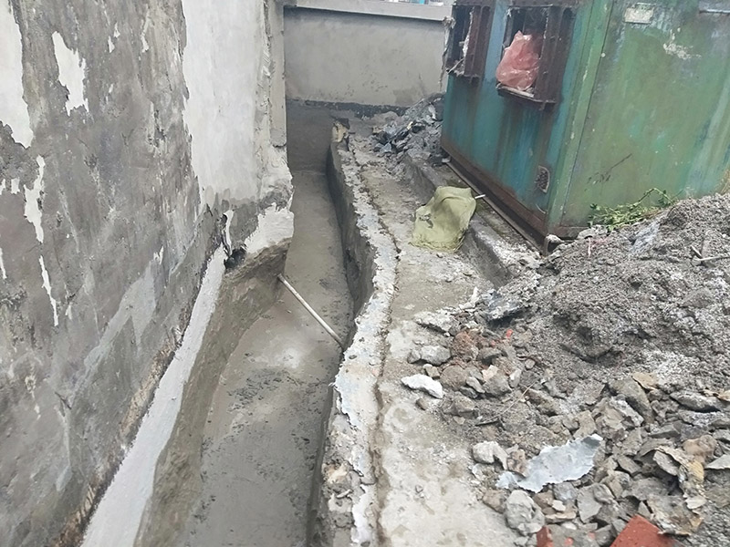 截水溝防水維修：1、確認(rèn)基面已預(yù)處理，管線外露的建議用水泥砂漿包裹覆蓋，尤其要將邊角地面的孔洞補(bǔ)平，并用水將基面充分濕潤（無明水為準(zhǔn)）； 2、使用時(shí)將A液料組分專倒進(jìn)包裝桶（或其他容器）內(nèi)，用慢速電鉆（約400轉(zhuǎn)/分）攪拌（或人工攪拌），同時(shí)慢慢加入配套的粉料組分，攪拌3-5分鐘直至獲得均勻的混合物，靜置5分鐘等活性滲透屬物質(zhì)熟化后作業(yè)可獲得較好的效果；