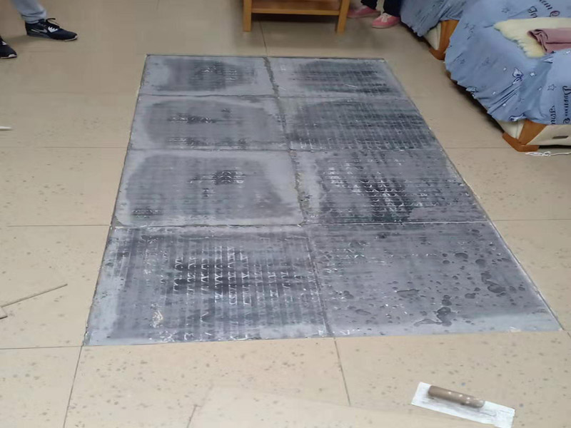 客廳地磚空鼓維修：1、地磚的邊角局部空鼓，可清除地磚空鼓處周邊縫的填嵌物后，灌入水泥膠漿，輕敲地磚空鼓處，讓水泥漿滲入，可修復(fù)空鼓。2、如單塊地磚空鼓，可清除該地磚周邊的填嵌物后，用吸盤把地磚取出，割除粘貼層，重新粘貼。3、如地磚大面積空鼓，只能全部重新鋪貼了。