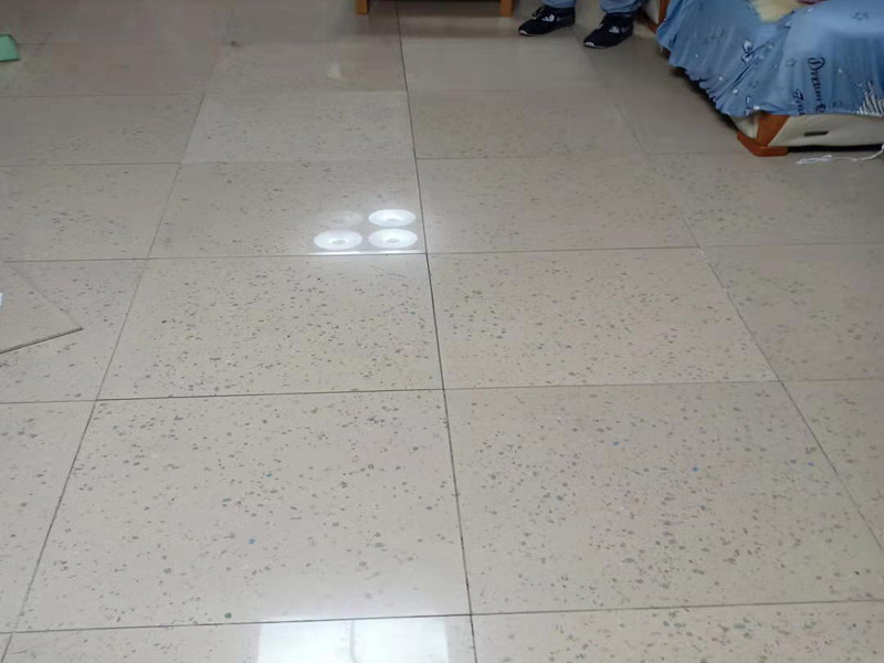 客廳地磚空鼓維修：1、地磚的邊角局部空鼓，可清除地磚空鼓處周邊縫的填嵌物后，灌入水泥膠漿，輕敲地磚空鼓處，讓水泥漿滲入，可修復(fù)空鼓。2、如單塊地磚空鼓，可清除該地磚周邊的填嵌物后，用吸盤把地磚取出，割除粘貼層，重新粘貼。3、如地磚大面積空鼓，只能全部重新鋪貼了。