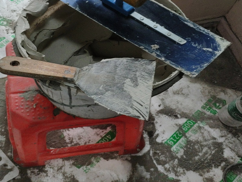 水泥攪拌案例：混凝土至少是水泥、黃沙、石子和水4樣材料拌合而成，在沒有混凝土攪拌機(jī)的時(shí)代和地方，拌制混凝土是手工完成的。 要求是，在沒有加水以前，要用至少兩把煤楸把干料對(duì)翻，干料要反過來翻過去混合共3次，使干料均勻。然后加水，對(duì)翻4次，使混凝土飽和不夾生，這就是混凝土工的基本功&ldquo;三干四濕&rdquo;。 1.拌板要放穩(wěn)，要防止混凝土外跑； 2.每盤混凝土的水泥、砂、倉和水要根據(jù)人工攪拌配合比及撲板容量進(jìn)行計(jì)算，各種材料均應(yīng)過磅，不得用體積比。 3.攪拌順序：先將水泥鋪開，然后與沙子混合攪拌，加上水一直攪拌，直到攪拌的顏色均勻一致即可為止。 4.若摻加外加劑，應(yīng)按要求調(diào)制成的較稀的溶液水同時(shí)加入。其是需要注意的是在加入時(shí)必須地控制規(guī)定的外加劑摻人員。先把外加劑調(diào)制成較稀的溶液，同時(shí)應(yīng)在混凝土的用水量中扣除外加劑溶液的含水量，然后在混凝土攪拌的時(shí)間應(yīng)該相當(dāng)時(shí)，應(yīng)確保外加劑在混凝土中均勻分布。