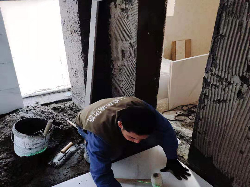 衛(wèi)生間裝修:衛(wèi)生間的整體設(shè)計，必須要結(jié)合水路與電路的安全性等基本的條件，這其中水電路改造，防水工程的施工，這就是幾個必須要考慮的基礎(chǔ)工程。而先進行水電路改造，必須要考慮安全實用的標準，接下來就是做防水，衛(wèi)生間裝修步驟的基礎(chǔ)工程，要求高端才是足夠。 衛(wèi)生間的基礎(chǔ)工程完成之后，就要考慮主體工程，那就是墻地磚與吊頂，這些主體工程建設(shè)的過程中，可以是整體設(shè)計的亮點，也是土建主體的嚴謹性的標準。衛(wèi)生間裝修步驟主體工程墻地面與吊頂，有了基礎(chǔ)，主體施工開始，必須要講究嚴謹?shù)牧鞒?，才能效果更好? /></p> </div>
        <script language=