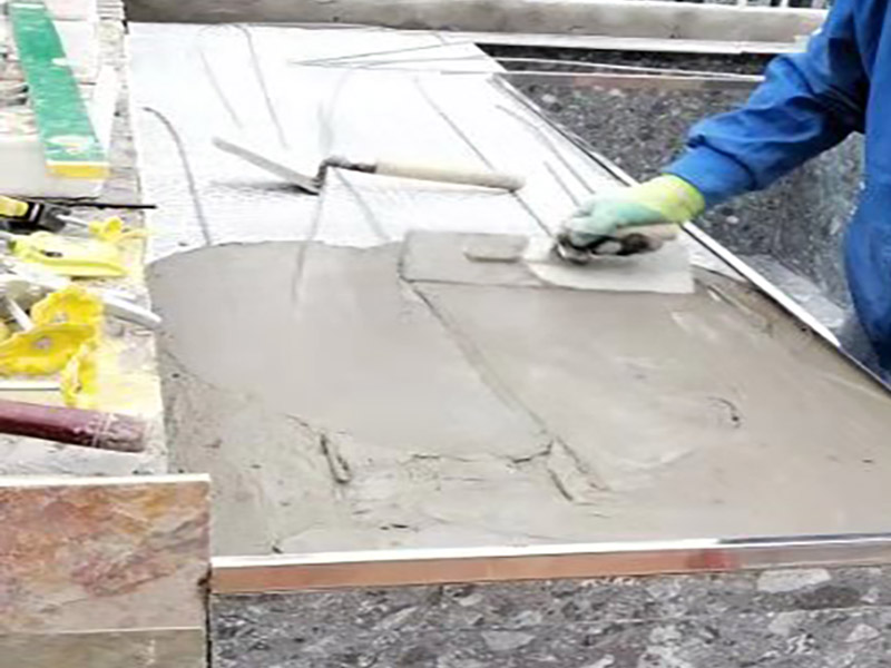 露臺磚砌櫥柜：櫥柜的水電定位時，先劃分功能區(qū)：洗菜盆區(qū)、灶臺區(qū)、切菜區(qū)、電器區(qū)，把這些區(qū)域的具體尺寸畫在墻面上，安排好進(jìn)水管、排水管和各種插座的準(zhǔn)確位置。 磚砌櫥柜制作的時候先做櫥柜的圍角，可以根據(jù)自己的喜好選擇不同顏色的瓷磚來實(shí)現(xiàn)。圍角完成以后的重要工作就是用水泥和砂漿將櫥柜的底部填實(shí)，上面鋪瓷磚。同時，瓷磚豎隔板的位置按照櫥柜圖紙進(jìn)行預(yù)留。 磚砌櫥柜制作好之后，我們可以根據(jù)自己喜歡的風(fēng)格選擇不同材質(zhì)的石材臺面和門板，完全不影響美觀，同時對于櫥柜內(nèi)部我們均采用不銹鋼條進(jìn)行收邊，既美觀又好打掃衛(wèi)生。