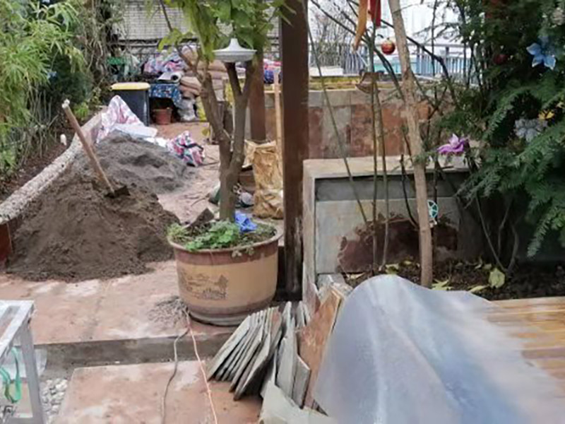 露臺磚砌櫥柜：櫥柜的水電定位時，先劃分功能區(qū)：洗菜盆區(qū)、灶臺區(qū)、切菜區(qū)、電器區(qū)，把這些區(qū)域的具體尺寸畫在墻面上，安排好進(jìn)水管、排水管和各種插座的準(zhǔn)確位置。 磚砌櫥柜制作的時候先做櫥柜的圍角，可以根據(jù)自己的喜好選擇不同顏色的瓷磚來實(shí)現(xiàn)。圍角完成以后的重要工作就是用水泥和砂漿將櫥柜的底部填實(shí)，上面鋪瓷磚。同時，瓷磚豎隔板的位置按照櫥柜圖紙進(jìn)行預(yù)留。 磚砌櫥柜制作好之后，我們可以根據(jù)自己喜歡的風(fēng)格選擇不同材質(zhì)的石材臺面和門板，完全不影響美觀，同時對于櫥柜內(nèi)部我們均采用不銹鋼條進(jìn)行收邊，既美觀又好打掃衛(wèi)生。