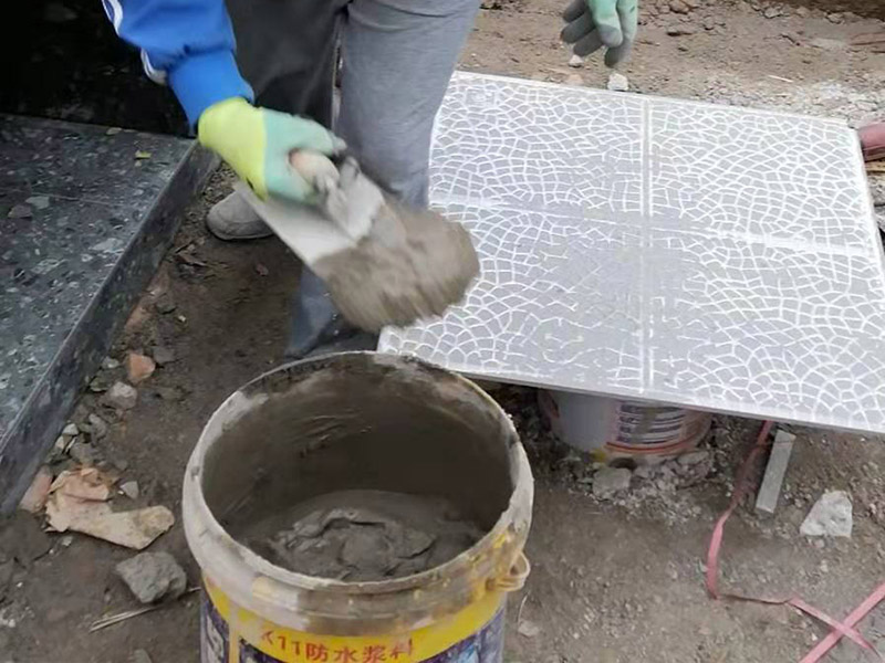 露臺磚砌櫥柜：櫥柜的水電定位時，先劃分功能區(qū)：洗菜盆區(qū)、灶臺區(qū)、切菜區(qū)、電器區(qū)，把這些區(qū)域的具體尺寸畫在墻面上，安排好進(jìn)水管、排水管和各種插座的準(zhǔn)確位置。 磚砌櫥柜制作的時候先做櫥柜的圍角，可以根據(jù)自己的喜好選擇不同顏色的瓷磚來實(shí)現(xiàn)。圍角完成以后的重要工作就是用水泥和砂漿將櫥柜的底部填實(shí)，上面鋪瓷磚。同時，瓷磚豎隔板的位置按照櫥柜圖紙進(jìn)行預(yù)留。 磚砌櫥柜制作好之后，我們可以根據(jù)自己喜歡的風(fēng)格選擇不同材質(zhì)的石材臺面和門板，完全不影響美觀，同時對于櫥柜內(nèi)部我們均采用不銹鋼條進(jìn)行收邊，既美觀又好打掃衛(wèi)生。