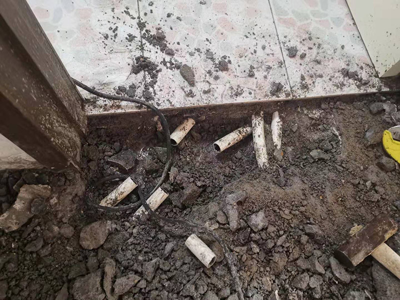 地面水管漏水修復(fù):首先根據(jù)施工圖看水管走向，如果漏水的位置后面埋有水管，可以先把家里面的水閘關(guān)掉，放干龍頭里面的水，如果一段時候后發(fā)現(xiàn)墻面水跡不見了，證明是水管出現(xiàn)問題。 如果是請的專業(yè)的維修師傅，可以讓師傅用打壓機直接打壓檢測，若確定是墻內(nèi)水管漏水，就可以直接鑿開墻壁找水管漏點。 可以先截斷水源，然后將暗水管漏水點的墻面開鑿，找到漏水的部分，先用小鋼鋸把漏水的地方鋸掉，注意鋸口要平。用砂紙把新露出的端口輕輕打磨，然后用接口套住，將備換的新管對準接口口子，注意要對直。然后用熱熔器對新管道進行熱熔連接。 或者是將鋸掉的管道清理干凈，用專用膠水涂在端口上，稍微晾一會兒;趁此時在&ldquo;竹節(jié)&rdquo;接頭內(nèi)涂上膠水。把端口和&ldquo;竹節(jié)&rdquo;連接，然后反復(fù)轉(zhuǎn)動，直到牢固。同樣的方法去連接另一端。最后在接縫處再涂適量的膠水，確保不滲漏。