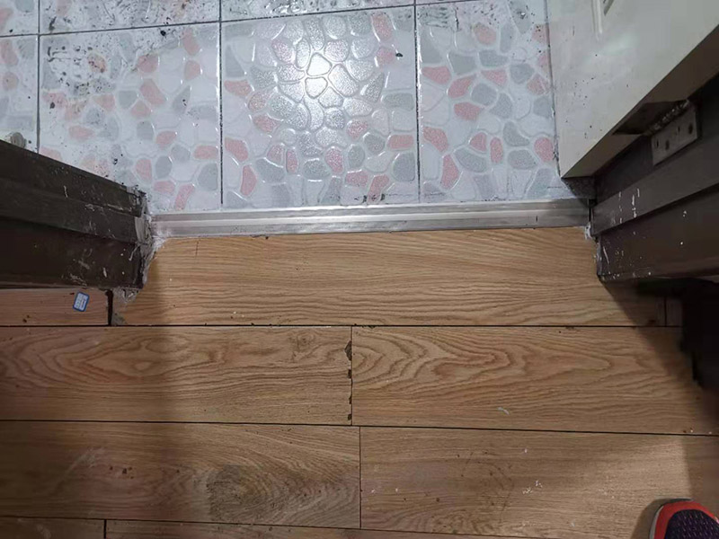 地面水管漏水修復(fù):首先根據(jù)施工圖看水管走向，如果漏水的位置后面埋有水管，可以先把家里面的水閘關(guān)掉，放干龍頭里面的水，如果一段時候后發(fā)現(xiàn)墻面水跡不見了，證明是水管出現(xiàn)問題。 如果是請的專業(yè)的維修師傅，可以讓師傅用打壓機直接打壓檢測，若確定是墻內(nèi)水管漏水，就可以直接鑿開墻壁找水管漏點。 可以先截斷水源，然后將暗水管漏水點的墻面開鑿，找到漏水的部分，先用小鋼鋸把漏水的地方鋸掉，注意鋸口要平。用砂紙把新露出的端口輕輕打磨，然后用接口套住，將備換的新管對準接口口子，注意要對直。然后用熱熔器對新管道進行熱熔連接。 或者是將鋸掉的管道清理干凈，用專用膠水涂在端口上，稍微晾一會兒;趁此時在&ldquo;竹節(jié)&rdquo;接頭內(nèi)涂上膠水。把端口和&ldquo;竹節(jié)&rdquo;連接，然后反復(fù)轉(zhuǎn)動，直到牢固。同樣的方法去連接另一端。最后在接縫處再涂適量的膠水，確保不滲漏。