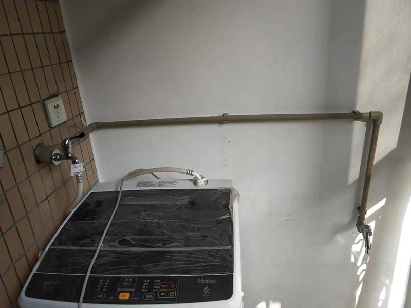 陽(yáng)臺(tái)水管明裝方案:陽(yáng)臺(tái)可以明裝水管。相對(duì)于暗裝的開(kāi)槽施工等工程，走明裝水管的暗裝程序更加方便快捷、省心省力。施工安全，不需要使用開(kāi)槽工具，能避免對(duì)房屋建筑的損壞，使用起來(lái)更安全放心。維護(hù)和修理也更方便，如果后期水管出現(xiàn)什么故障，只需要直接檢查裸露在外的水管即可，這樣無(wú)論是自己修還是請(qǐng)專(zhuān)業(yè)維修師傅來(lái)都可以。