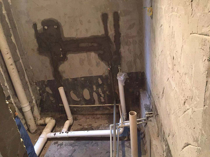 衛(wèi)生間管道裝修：1、衛(wèi)生間管道裝修前首先要檢查水管以及連接配件是否有裂紋、破損等現(xiàn)象。 2、衛(wèi)生間管道裝修在設(shè)計下水管道時要注意家中洗衣機(jī)的水龍頭安裝位置，還有下水的布置等，同時要考慮到電源插座的位置是否適合。 3、衛(wèi)生間管道裝修事要注意熱水管的安裝，要把熱水器的進(jìn)水口和出水口區(qū)分出來，在出水口處接通向衛(wèi)生間的管道，進(jìn)水口處接上總閥門。 4、在衛(wèi)生間下水管道安裝時要考慮好墻磚的厚度。 5、衛(wèi)生間管道裝修完后一定要記得進(jìn)行增壓測試，增壓測試一般要在1.5倍水壓的情況下進(jìn)行，保證沒有漏水現(xiàn)象即可。