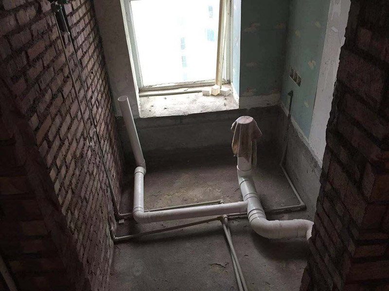 衛(wèi)生間管道裝修：1、衛(wèi)生間管道裝修前首先要檢查水管以及連接配件是否有裂紋、破損等現(xiàn)象。 2、衛(wèi)生間管道裝修在設(shè)計下水管道時要注意家中洗衣機(jī)的水龍頭安裝位置，還有下水的布置等，同時要考慮到電源插座的位置是否適合。 3、衛(wèi)生間管道裝修事要注意熱水管的安裝，要把熱水器的進(jìn)水口和出水口區(qū)分出來，在出水口處接通向衛(wèi)生間的管道，進(jìn)水口處接上總閥門。 4、在衛(wèi)生間下水管道安裝時要考慮好墻磚的厚度。 5、衛(wèi)生間管道裝修完后一定要記得進(jìn)行增壓測試，增壓測試一般要在1.5倍水壓的情況下進(jìn)行，保證沒有漏水現(xiàn)象即可。