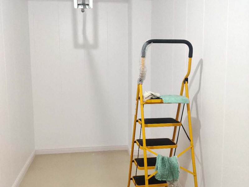 地下室護(hù)墻板安裝：在安裝護(hù)墻板前，首先要挑選好護(hù)墻板，然后仔細(xì)的測(cè)量室內(nèi)墻面的實(shí)際長(zhǎng)度和寬度，再根據(jù)測(cè)量好的長(zhǎng)寬計(jì)算出具體需要使用的護(hù)墻板塊數(shù)，可用電鋸將護(hù)墻板進(jìn)行切割，使之后的安裝更加的方便。裝置踢腳線需要使用大的螺絲或者鋼釘，直接將踢腳線的掛鉤固定在墻面上，與地面之間應(yīng)保持7-8厘米的間隔，每隔60厘米左右就要設(shè)置一個(gè)掛鉤，接下來將已經(jīng)布置成45&deg;角的踢腳線，掛到掛鉤上面。按照順序?qū)⒆o(hù)墻板從左到右插進(jìn)安裝好的踢腳線內(nèi)，接下來在距離護(hù)墻板上口大概1.5厘米的地方用大螺釘或鋼釘進(jìn)行固定，這里需要注意的是不能將釘子直接裸露在墻的外部。在安裝護(hù)墻板的過程中，如果遇到開關(guān)、插座位置，需要鑿出對(duì)應(yīng)的孔洞，當(dāng)遇到柱子的時(shí)候，可以用陽(yáng)角。