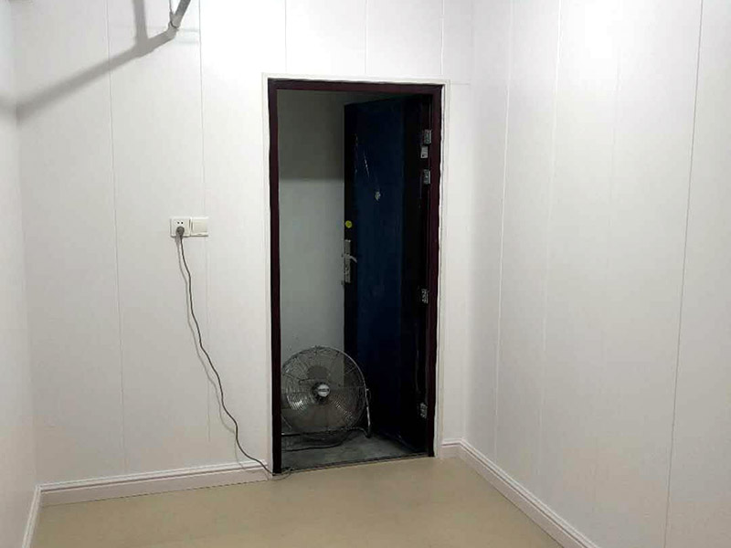 地下室護(hù)墻板安裝：在安裝護(hù)墻板前，首先要挑選好護(hù)墻板，然后仔細(xì)的測(cè)量室內(nèi)墻面的實(shí)際長(zhǎng)度和寬度，再根據(jù)測(cè)量好的長(zhǎng)寬計(jì)算出具體需要使用的護(hù)墻板塊數(shù)，可用電鋸將護(hù)墻板進(jìn)行切割，使之后的安裝更加的方便。裝置踢腳線需要使用大的螺絲或者鋼釘，直接將踢腳線的掛鉤固定在墻面上，與地面之間應(yīng)保持7-8厘米的間隔，每隔60厘米左右就要設(shè)置一個(gè)掛鉤，接下來將已經(jīng)布置成45&deg;角的踢腳線，掛到掛鉤上面。按照順序?qū)⒆o(hù)墻板從左到右插進(jìn)安裝好的踢腳線內(nèi)，接下來在距離護(hù)墻板上口大概1.5厘米的地方用大螺釘或鋼釘進(jìn)行固定，這里需要注意的是不能將釘子直接裸露在墻的外部。在安裝護(hù)墻板的過程中，如果遇到開關(guān)、插座位置，需要鑿出對(duì)應(yīng)的孔洞，當(dāng)遇到柱子的時(shí)候，可以用陽(yáng)角。