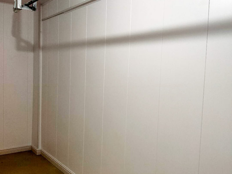 地下室護(hù)墻板安裝：在安裝護(hù)墻板前，首先要挑選好護(hù)墻板，然后仔細(xì)的測(cè)量室內(nèi)墻面的實(shí)際長(zhǎng)度和寬度，再根據(jù)測(cè)量好的長(zhǎng)寬計(jì)算出具體需要使用的護(hù)墻板塊數(shù)，可用電鋸將護(hù)墻板進(jìn)行切割，使之后的安裝更加的方便。裝置踢腳線需要使用大的螺絲或者鋼釘，直接將踢腳線的掛鉤固定在墻面上，與地面之間應(yīng)保持7-8厘米的間隔，每隔60厘米左右就要設(shè)置一個(gè)掛鉤，接下來將已經(jīng)布置成45&deg;角的踢腳線，掛到掛鉤上面。按照順序?qū)⒆o(hù)墻板從左到右插進(jìn)安裝好的踢腳線內(nèi)，接下來在距離護(hù)墻板上口大概1.5厘米的地方用大螺釘或鋼釘進(jìn)行固定，這里需要注意的是不能將釘子直接裸露在墻的外部。在安裝護(hù)墻板的過程中，如果遇到開關(guān)、插座位置，需要鑿出對(duì)應(yīng)的孔洞，當(dāng)遇到柱子的時(shí)候，可以用陽(yáng)角。