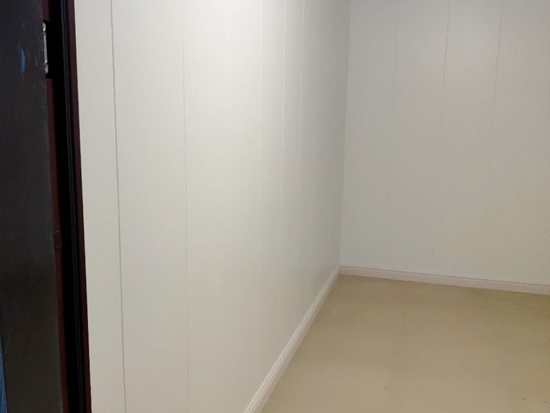 地下室護(hù)墻板安裝：在安裝護(hù)墻板前，首先要挑選好護(hù)墻板，然后仔細(xì)的測(cè)量室內(nèi)墻面的實(shí)際長(zhǎng)度和寬度，再根據(jù)測(cè)量好的長(zhǎng)寬計(jì)算出具體需要使用的護(hù)墻板塊數(shù)，可用電鋸將護(hù)墻板進(jìn)行切割，使之后的安裝更加的方便。裝置踢腳線需要使用大的螺絲或者鋼釘，直接將踢腳線的掛鉤固定在墻面上，與地面之間應(yīng)保持7-8厘米的間隔，每隔60厘米左右就要設(shè)置一個(gè)掛鉤，接下來將已經(jīng)布置成45&deg;角的踢腳線，掛到掛鉤上面。按照順序?qū)⒆o(hù)墻板從左到右插進(jìn)安裝好的踢腳線內(nèi)，接下來在距離護(hù)墻板上口大概1.5厘米的地方用大螺釘或鋼釘進(jìn)行固定，這里需要注意的是不能將釘子直接裸露在墻的外部。在安裝護(hù)墻板的過程中，如果遇到開關(guān)、插座位置，需要鑿出對(duì)應(yīng)的孔洞，當(dāng)遇到柱子的時(shí)候，可以用陽(yáng)角。