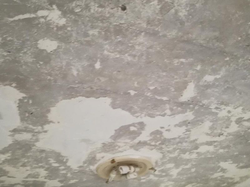 天花板鏟除翻新:1.舊墻的基本處理、舊墻的基本處理主要指清除墻面的原有裝修和裝飾。一般包括墻面原有的乳膠漆和膩?zhàn)訉拥溺P除、木裝修、其它表面裝飾物(如壁紙)的拆除等。如果只裝修了一兩年的墻面，墻體的耐水膩?zhàn)涌梢圆槐赝耆P除，用鋼刷和砂紙打磨墻面后即可重新涂刷乳膠漆。裝修時(shí)間較長(zhǎng)的則需要將膩?zhàn)訉油耆P除，重新刷上膩?zhàn)釉龠M(jìn)行其他工序。 2.清理墻面、舊墻面在翻新前一定要做墻面基底處理，粉化嚴(yán)重的要全部鏟除，鏟除后抹上一層白水泥。原來(lái)墻面過于光滑、刷過油漆的鏟除后還要做打磨處理，把粘結(jié)不牢的表皮去掉，便于新涂料和墻體粘結(jié)。 3.涂刷底漆、墻面底漆的作用是抗堿防潮、封固基材、保護(hù)面漆，提高面漆的質(zhì)感和遮蓋力。對(duì)于老房翻新，墻面一定要做底漆，如果沒有刷底漆就直接上面漆的話，時(shí)間一長(zhǎng)墻面容易起泡、發(fā)霉，太陽(yáng)照曬時(shí)間長(zhǎng)了也容易變色。 4.大面積修補(bǔ)、已經(jīng)上好面漆的墻面要修補(bǔ)會(huì)比較麻煩，容易產(chǎn)生色差，材料的使用時(shí)間不同，質(zhì)量也難以保證，很難達(dá)到理想效果。所以墻面的修補(bǔ)最好是整塊墻面，或是盡可能地選擇較大面積進(jìn)行修補(bǔ)，這樣可以盡量避免產(chǎn)生色差，修補(bǔ)后的質(zhì)量也更好。 5.防色差、墻面色差是修補(bǔ)墻面時(shí)需要盡量避免的。為此，應(yīng)該注意按照油漆桶的說明配比、涂刷，最好估算好用量。一次準(zhǔn)備足夠的量，這樣能保證墻面顏色一致，也能避免用量不足重新調(diào)配出來(lái)的顏色有差異。