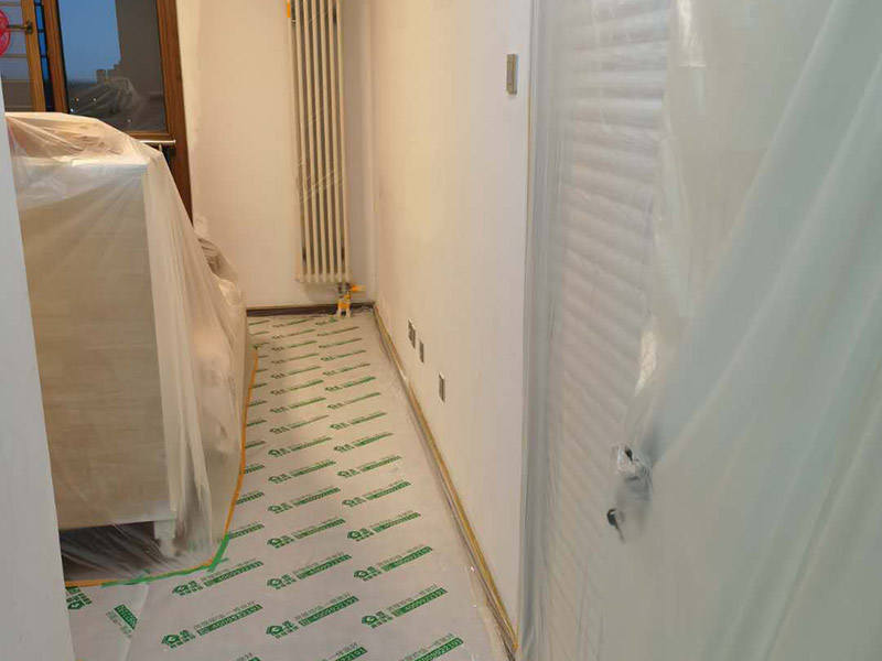 墻面翻新全屋保護(hù)：家具搬放到房屋中央，對(duì)集中放置的家具進(jìn)行整體保護(hù)，防止因墻面翻新而造成不必要的損壞；地板需要用專業(yè)的保護(hù)膜進(jìn)行保護(hù)；對(duì)于不能移動(dòng)的家具和家電，如空調(diào)等進(jìn)行成品保護(hù)；使用專業(yè)的打磨機(jī)對(duì)墻面進(jìn)行打磨處理，與一般打磨機(jī)不同的是，墻面打磨是無(wú)塵打磨，在打磨的過(guò)程中不會(huì)出現(xiàn)灰塵漫天的情況。尤其需要注意有插座、開(kāi)關(guān)面板的位置，防止灰塵進(jìn)入。