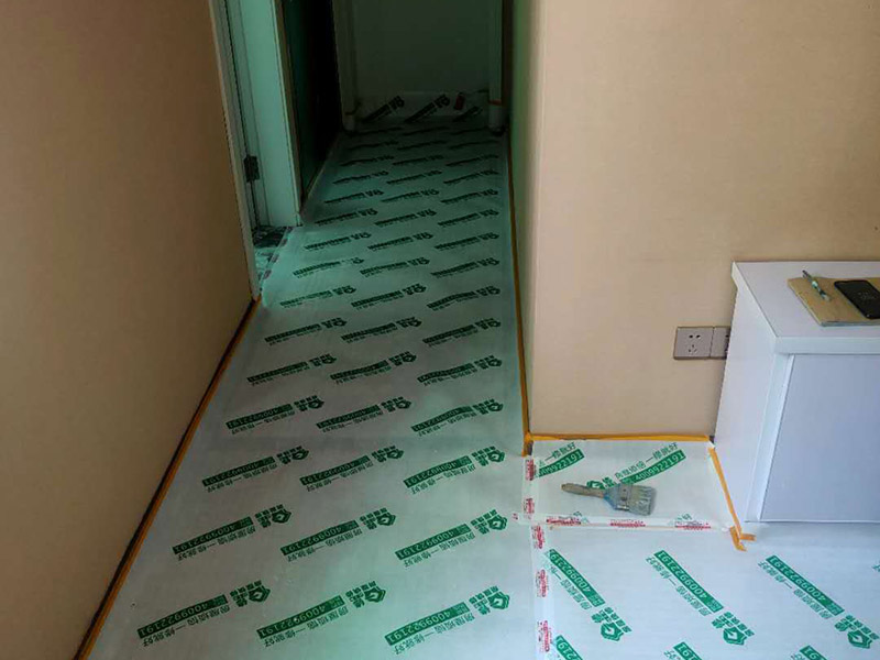 舊墻鏟除保護(hù)：在表面裝飾層處理好之后，要將粉化嚴(yán)重的地方徹底鏟除，基地要完全處理干凈，在鏟除后抹一層白水泥打底。如果墻面本身太過光滑或者說刷過油漆，那么還要把這層表皮去掉，通過打磨處理后的墻面，更易于新裝飾材料和墻體的粘合。 如果原有的涂料比較緊實，沒有脫落，則可以直接在上面刷基膜(貼壁紙必備材料，可堅固墻面、增加壁紙附著力，拆除時可保護(hù)墻面)，直接鋪貼壁紙。但如果原有涂料不穩(wěn)定，則需要鏟除原有基底。 第二種情況、粉化嚴(yán)重的要全部鏟除，鏟除后抹上一層白水泥。原來墻面過于光滑、刷過油漆的鏟除后還要做打磨處理，把粘結(jié)不牢的表皮去掉，便于新涂料和墻體粘結(jié)。