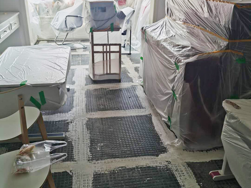 客廳地磚拆除裝修：如果是破壞性的拆除，可以借個(gè)鐵錘使勁砸；如果是替換性拆除，可以從邊角入手，一般情況下會(huì)損壞一塊地板磚，可以買一塊相同的備份；如果是用水泥固化的地板磚，那個(gè)難度就非常的大了，得請(qǐng)專業(yè)人士。