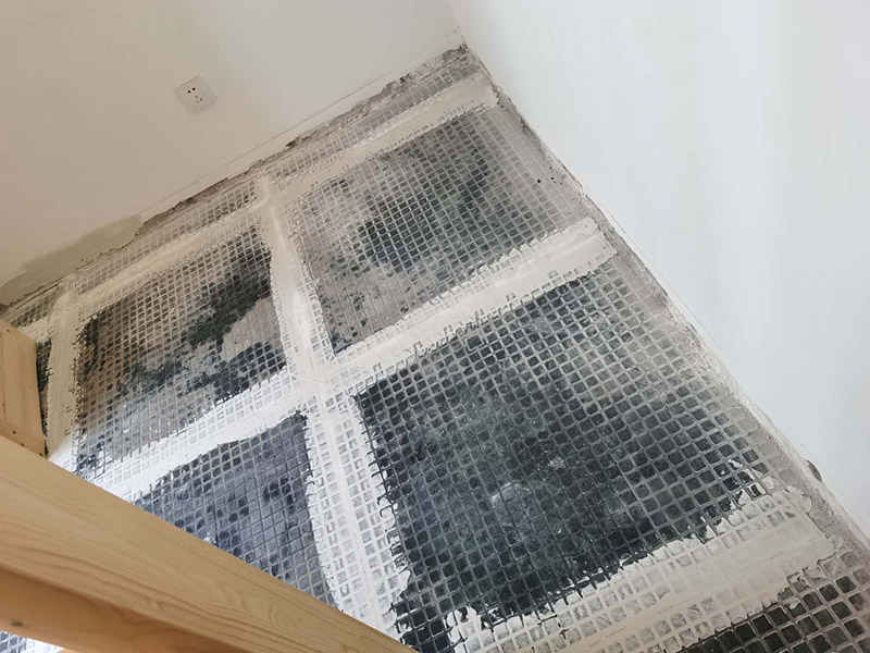 客廳地磚拆除裝修：如果是破壞性的拆除，可以借個(gè)鐵錘使勁砸；如果是替換性拆除，可以從邊角入手，一般情況下會(huì)損壞一塊地板磚，可以買一塊相同的備份；如果是用水泥固化的地板磚，那個(gè)難度就非常的大了，得請(qǐng)專業(yè)人士。