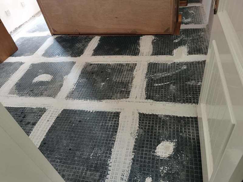 客廳地磚拆除裝修：如果是破壞性的拆除，可以借個(gè)鐵錘使勁砸；如果是替換性拆除，可以從邊角入手，一般情況下會(huì)損壞一塊地板磚，可以買一塊相同的備份；如果是用水泥固化的地板磚，那個(gè)難度就非常的大了，得請(qǐng)專業(yè)人士。