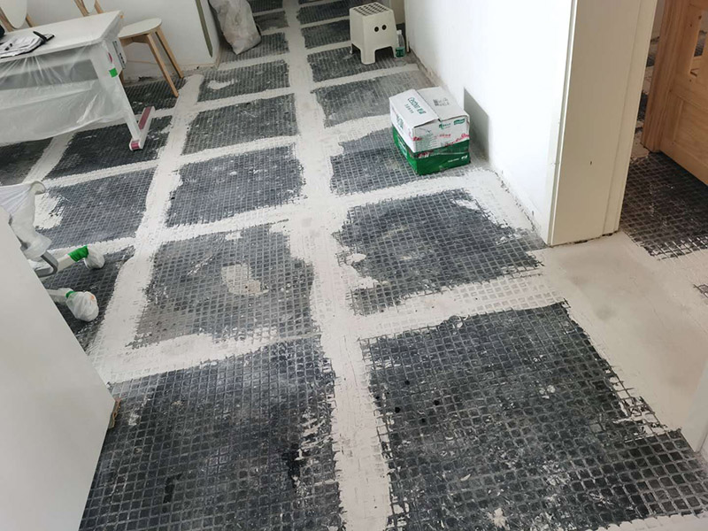 客廳地磚拆除裝修：如果是破壞性的拆除，可以借個(gè)鐵錘使勁砸；如果是替換性拆除，可以從邊角入手，一般情況下會(huì)損壞一塊地板磚，可以買一塊相同的備份；如果是用水泥固化的地板磚，那個(gè)難度就非常的大了，得請(qǐng)專業(yè)人士。