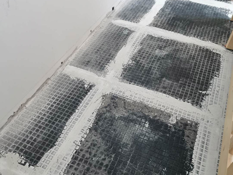 客廳地磚拆除裝修：如果是破壞性的拆除，可以借個(gè)鐵錘使勁砸；如果是替換性拆除，可以從邊角入手，一般情況下會(huì)損壞一塊地板磚，可以買一塊相同的備份；如果是用水泥固化的地板磚，那個(gè)難度就非常的大了，得請(qǐng)專業(yè)人士。