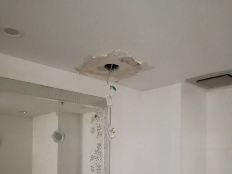 天花板燈具線路檢修：為避免發(fā)生裝修火災(zāi)，施工人員必須嚴(yán)格按照有關(guān)電力設(shè)計技術(shù)規(guī)范和有關(guān)規(guī)定進(jìn)行施工，裝修內(nèi)層須使用防火裝潢材料。裝修時不能亂拉、亂接。要考慮便于檢查線路，絕緣層破損要及時更換。裝修布線之前，首先應(yīng)將所有電路進(jìn)行綜合設(shè)計、進(jìn)行總體規(guī)劃。這樣不僅節(jié)省時間，也有利于以后的檢修維護(hù)。日常生活中，首先不要私拉亂接，私拉亂接是違反用電制度的，在安裝上不符合要求，最容易出事故;另外，在日常生活中換燈泡、擦燈泡的時候，先將電流關(guān)上，不要用濕手、濕布擦燈泡，要站在木凳或桌子上，不要站在地上去擦，防止開關(guān)萬一失靈漏電;螺絲口燈泡的金屬部分跟地線通著，電燈開著的時候燈頭有電，露在外邊的螺絲部分，人的手碰著就觸電，需要特別注意。