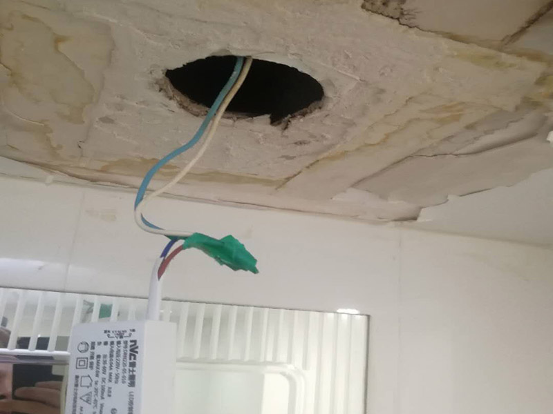 天花板燈具線路檢修：為避免發(fā)生裝修火災(zāi)，施工人員必須嚴(yán)格按照有關(guān)電力設(shè)計技術(shù)規(guī)范和有關(guān)規(guī)定進(jìn)行施工，裝修內(nèi)層須使用防火裝潢材料。裝修時不能亂拉、亂接。要考慮便于檢查線路，絕緣層破損要及時更換。裝修布線之前，首先應(yīng)將所有電路進(jìn)行綜合設(shè)計、進(jìn)行總體規(guī)劃。這樣不僅節(jié)省時間，也有利于以后的檢修維護(hù)。日常生活中，首先不要私拉亂接，私拉亂接是違反用電制度的，在安裝上不符合要求，最容易出事故;另外，在日常生活中換燈泡、擦燈泡的時候，先將電流關(guān)上，不要用濕手、濕布擦燈泡，要站在木凳或桌子上，不要站在地上去擦，防止開關(guān)萬一失靈漏電;螺絲口燈泡的金屬部分跟地線通著，電燈開著的時候燈頭有電，露在外邊的螺絲部分，人的手碰著就觸電，需要特別注意。