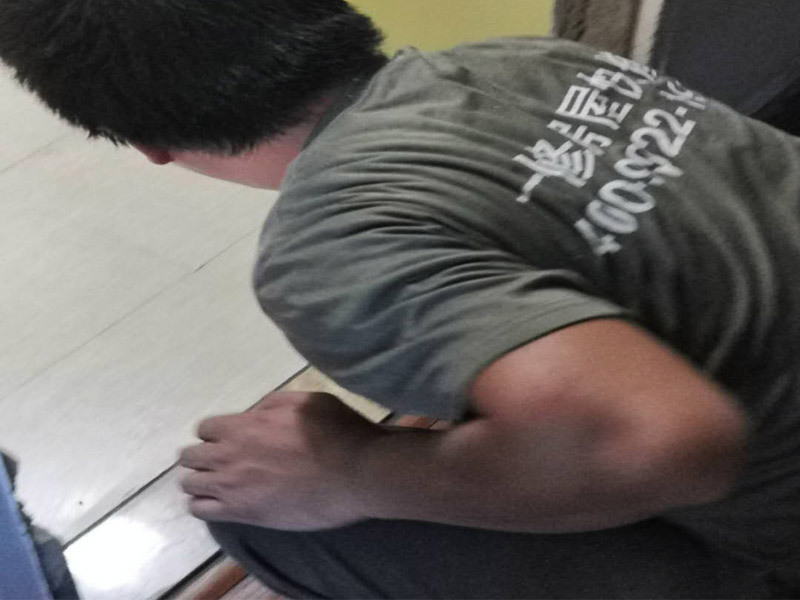 門框石安裝維修：在用水泥砂漿砌臥時，衛(wèi)生間內(nèi)一側(cè)地面留點縫隙，大致控制在5毫米寬左右，內(nèi)用水泥砂漿填滿后，表面略低呈凹狀，完后用建筑膠或硅膠(固定潔具也要用到的材料)打一圈，這樣，即使水泥砂漿有裂縫與門檻石脫開。過高的高差，可以選用加厚石材另定制。注意家中是否有老人或行動不便的人員使用。門檻石的尺寸要根據(jù)門檻的長寬來定，寧愿購買稍微長一點寬一點的也不要買尺寸不足的，不然很難打理和修補的。