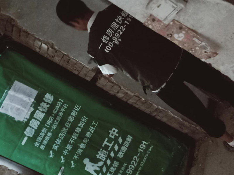 全屋舊墻鏟除翻新:墻面變色變臟、開(kāi)裂、起皮、起鼓、不平、發(fā)霉、白色絮狀物、粉化掉灰、滲水，這些問(wèn)題 在舊墻面上重新刷乳膠漆之前，一般先要對(duì)舊墻上的油污、浮灰、空鼓或裂紋等做處理，清除浮灰，鏟除起砂翹皮等部位，對(duì)油污的部位，應(yīng)先將原有涂層鏟除，不能鏟除應(yīng)徹底清洗干凈，墻面清理完畢，在用膩?zhàn)优蝺傻馈? width=