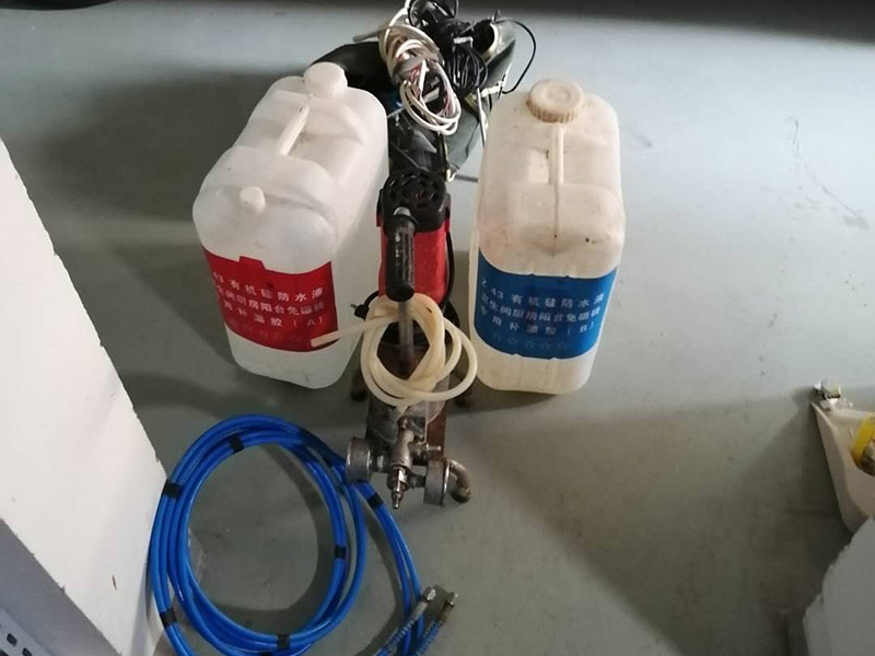 漏水維修材料入場:材料購買以后，購買方就需要通知合同的另一方準備對材料進行驗收。而且這個驗收最好是安排在材料進場時立即進行。所以，約定驗收時間非常必要。以免出現(xiàn)材料進場時，另一方?jīng)]有時間對材料進行驗收，影響施工進度。