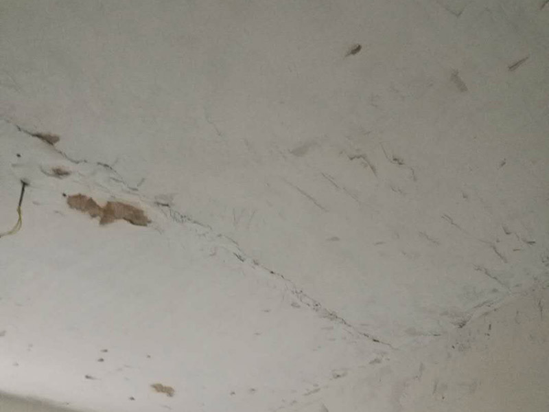 墻面鏟除翻新：舊墻的基本處理包括清理舊墻面原有的乳膠漆和膩?zhàn)訉拥溺P除、木裝修、其他表面裝飾物（如壁紙）的拆除，如果只是裝修了一兩年的墻面，墻面的膩?zhàn)涌梢圆挥苗P除，用鋼刷和砂紙打磨墻面后就可以重新涂刷乳膠漆，如果裝修時(shí)間較長(zhǎng)的就需要將膩?zhàn)訉隅P除后再進(jìn)行后續(xù)工序。切記舊墻面一定要進(jìn)行處理，不能直接涂刷，粉化嚴(yán)重的墻面要鏟除后，抹上一層白水泥，再進(jìn)行涂刷。 墻面涂刷底漆的作用是抗堿防潮、封固基材、保護(hù)面漆，提高面漆的質(zhì)感和遮蓋力。如果沒(méi)有刷底漆就直接上面漆的話，時(shí)間一長(zhǎng)墻面就容易起泡、發(fā)霉，經(jīng)陽(yáng)光長(zhǎng)時(shí)間照射也