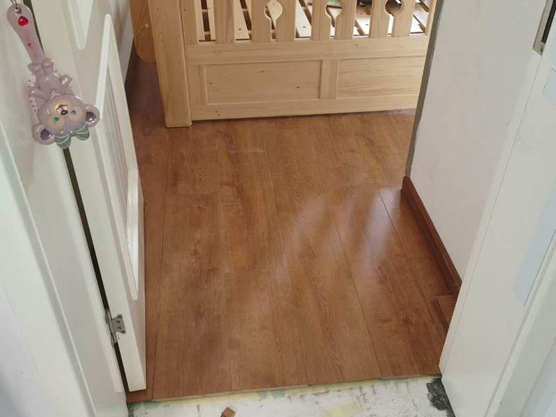 臥室鋪木地板：鋪地板之前，地面一定要找平，這個(gè)在裝修驗(yàn)收的時(shí)候，一定要在現(xiàn)場(chǎng)盯著師傅量水平，如果發(fā)現(xiàn)地面不平，要馬上要求整改，不然后期地面鋪上了地板之后，發(fā)現(xiàn)很多地方都不平，直接影響到地板發(fā)出噪音，從而腳感也沒(méi)那么好的。很多人覺(jué)得實(shí)木地板底部有龍骨支撐了，不需要鋪防潮墊了，這是錯(cuò)誤的，無(wú)論你家實(shí)木地板還是復(fù)合地板，底部一定要鋪上防潮墊，最好鋪地板。地板的鋪法有很多種，有工字鋪、斜鋪、田字鋪等，但是越復(fù)雜的鋪法地板損耗就越大，建議還是簡(jiǎn)簡(jiǎn)單單的工字鋪就可以了。